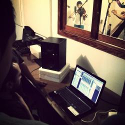 La generación 2013-2, hace su práctica de grabación de música tradicional; desde una laptop con tarjeta de audio y monitores, corriendo Ardour 3, se mira la violinista y el arpa por la ventana.